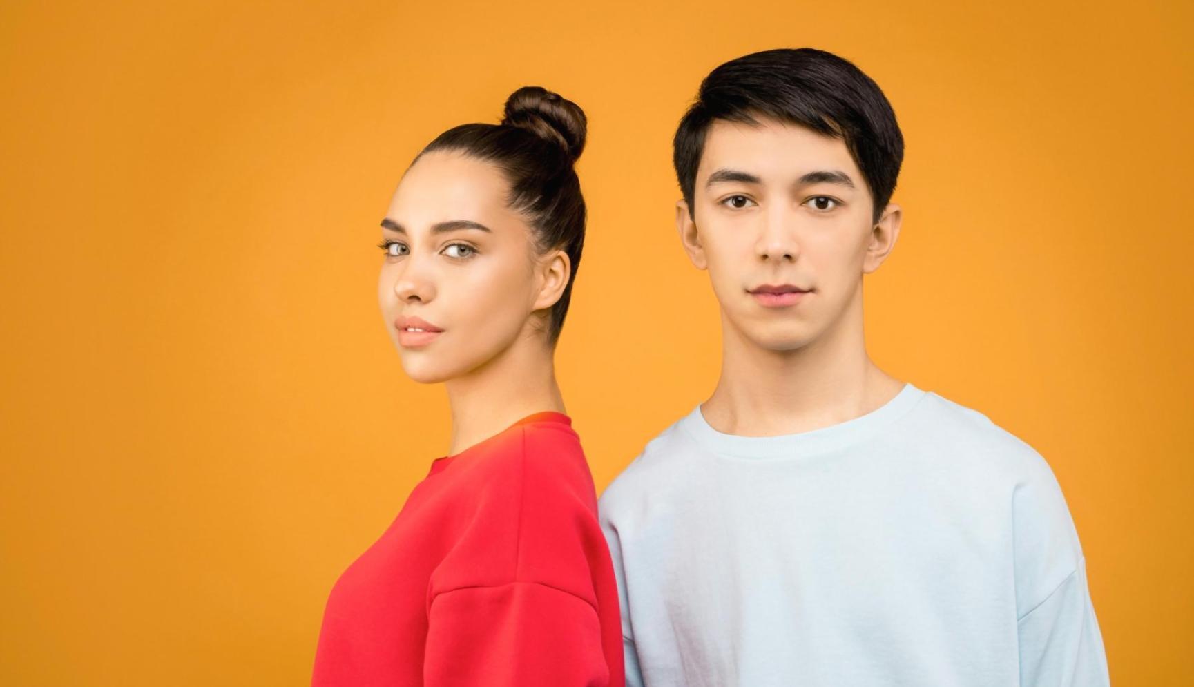 Команда специалистов за работой над планированием социального проекта